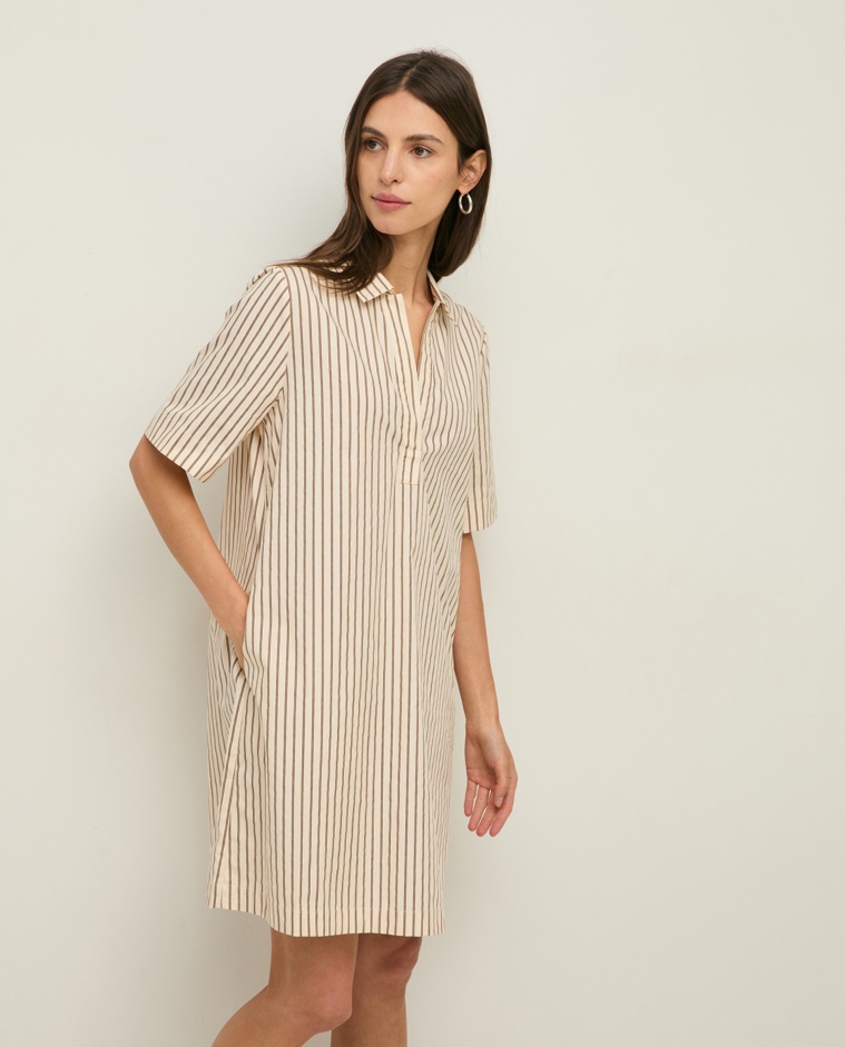 Vestido corto camisero popelín rayas en color crudo, vista frontal con detalle del tejido