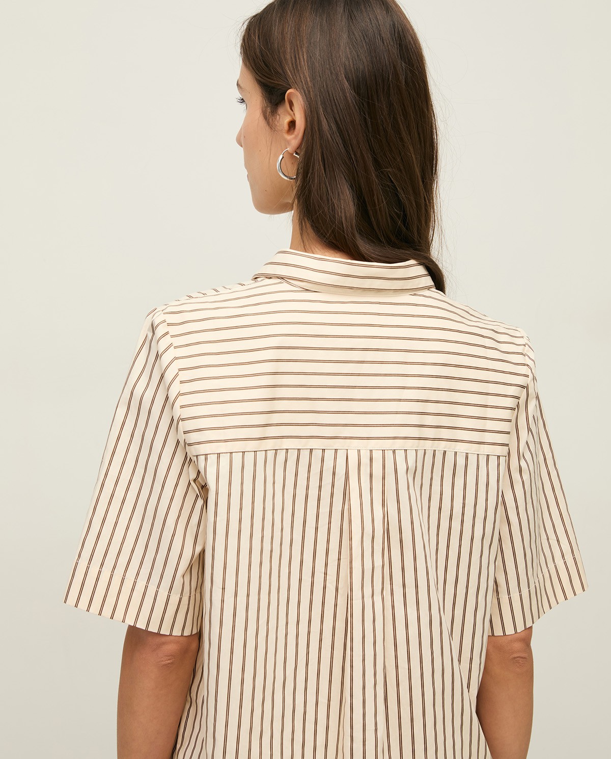 Vestido corto camisero popelín rayas en color crudo, vista frontal con detalle del tejido 3