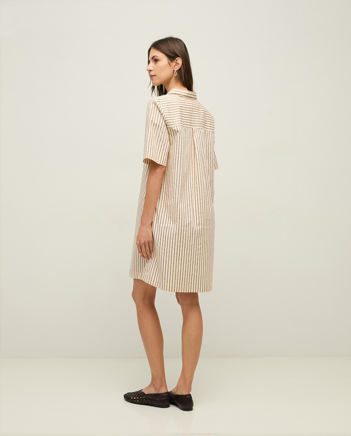 Vestido corto camisero popelín rayas en color crudo, vista frontal con detalle del tejido 4