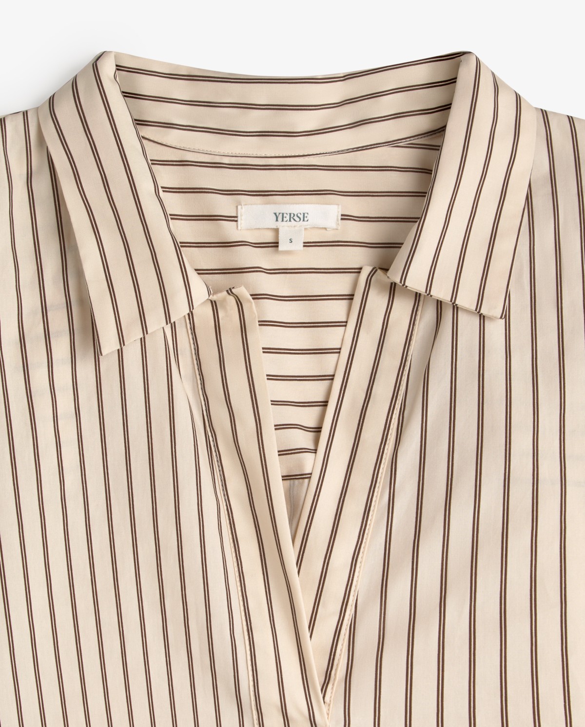 Vestido corto camisero popelín rayas en color crudo, vista frontal con detalle del tejido 6