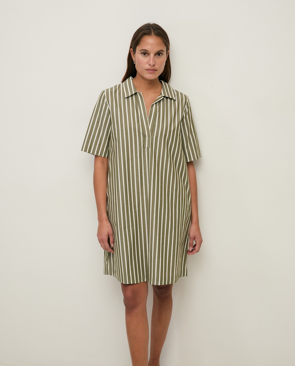 Vestido corto camisero popelín rayas en color caqui, vista frontal con detalle del tejido