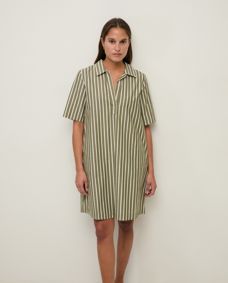 Vestido corto camisero popelín rayas en color caqui, vista frontal con detalle del tejido