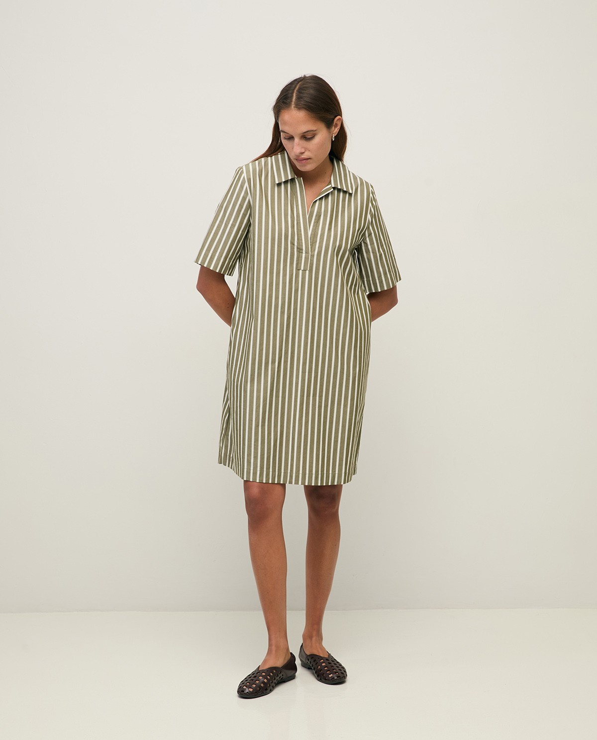 Vestido corto camisero popelín rayas en color caqui, vista frontal con detalle del tejido 1