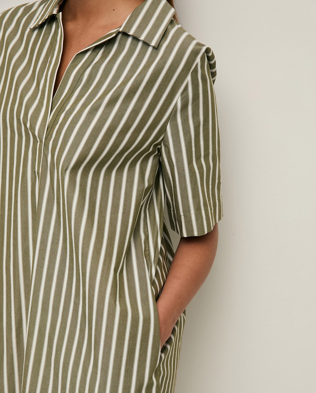Vestido corto camisero popelín rayas en color caqui, vista frontal con detalle del tejido 2