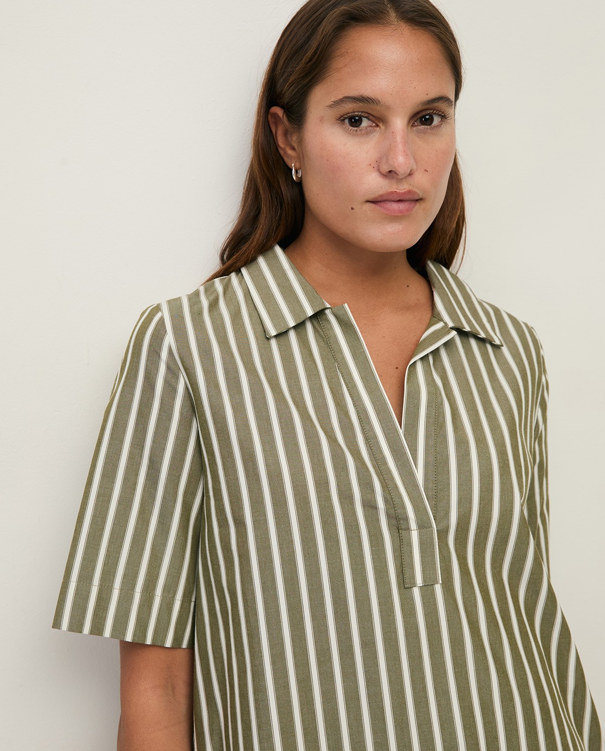 Vestido corto camisero popelín rayas en color caqui, vista frontal con detalle del tejido 3