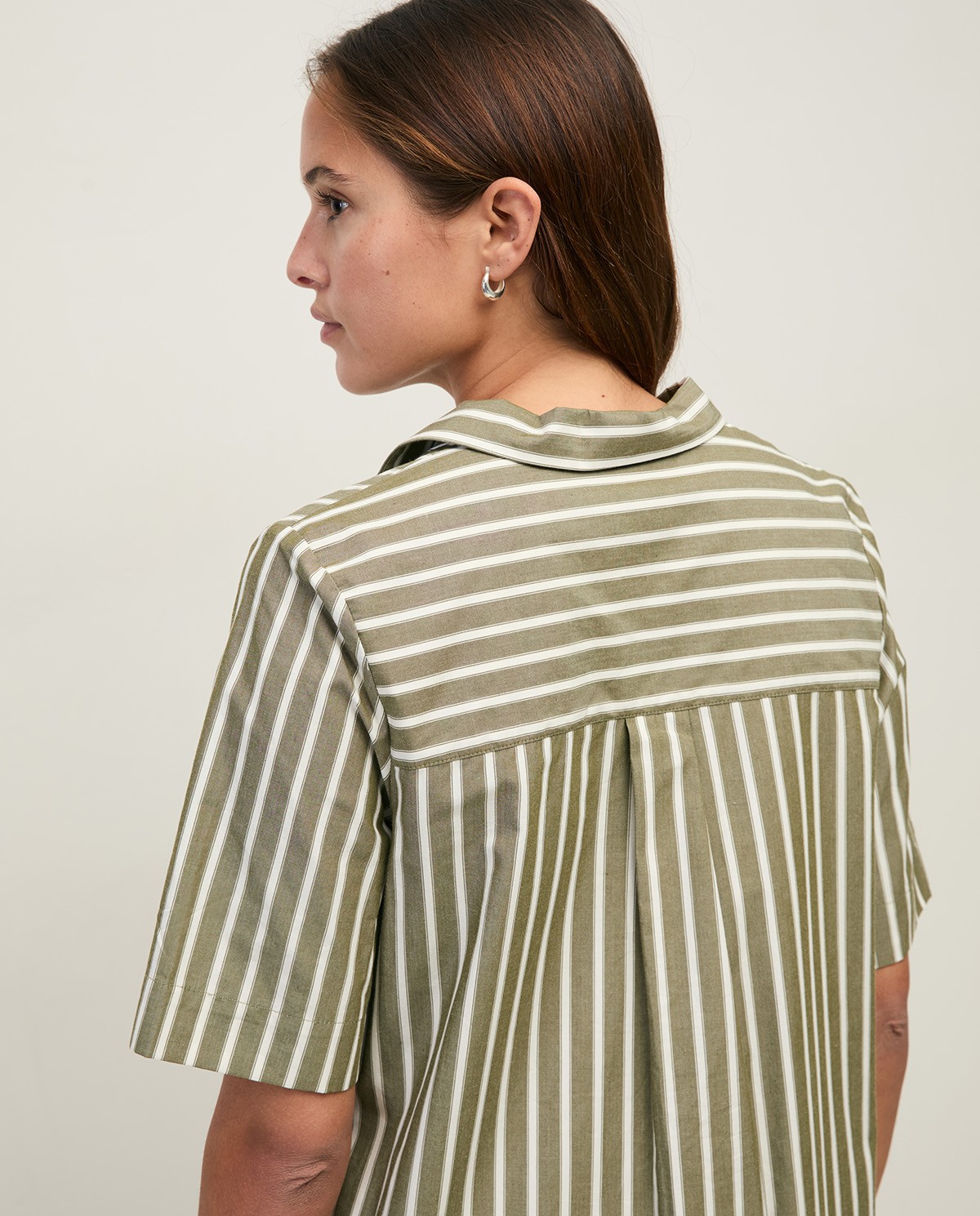 Vestido corto camisero popelín rayas en color caqui, vista frontal con detalle del tejido 4