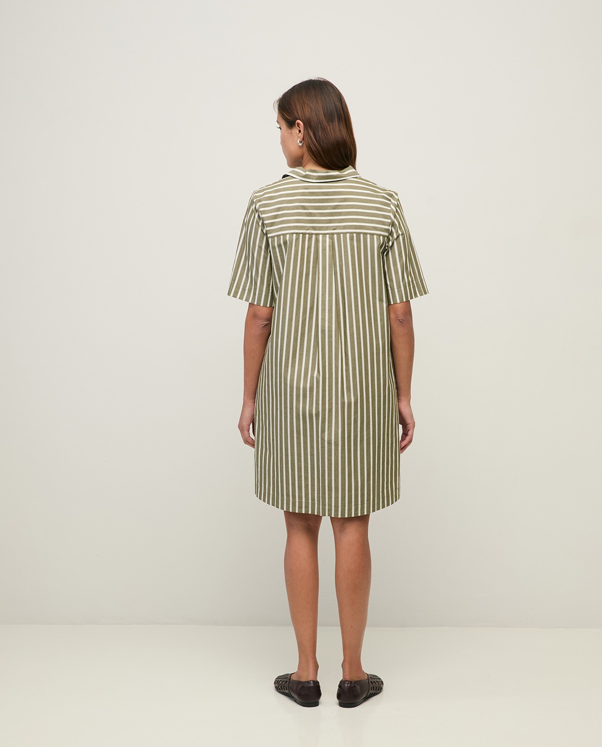 Vestido corto camisero popelín rayas en color caqui, vista frontal con detalle del tejido 5