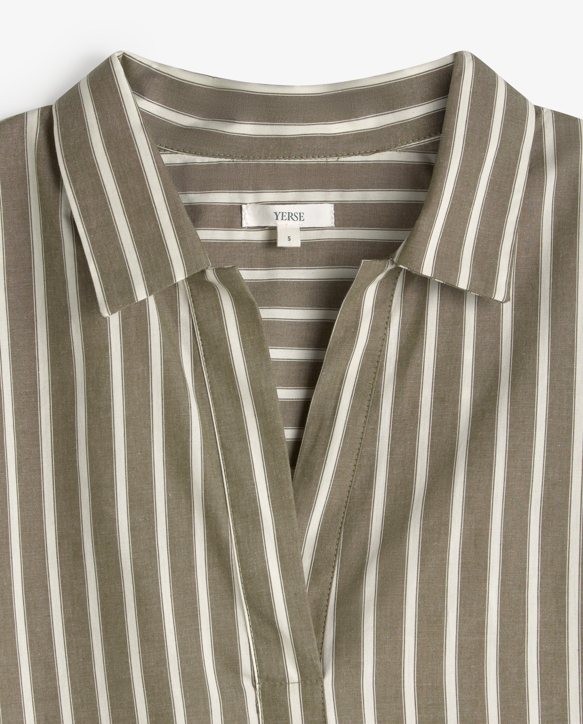 Vestido corto camisero popelín rayas en color caqui, vista frontal con detalle del tejido 7