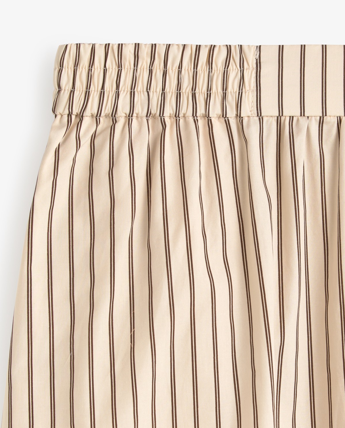 Falda larga popelín detalle rayas en color crudo, vista frontal con detalle del tejido 8