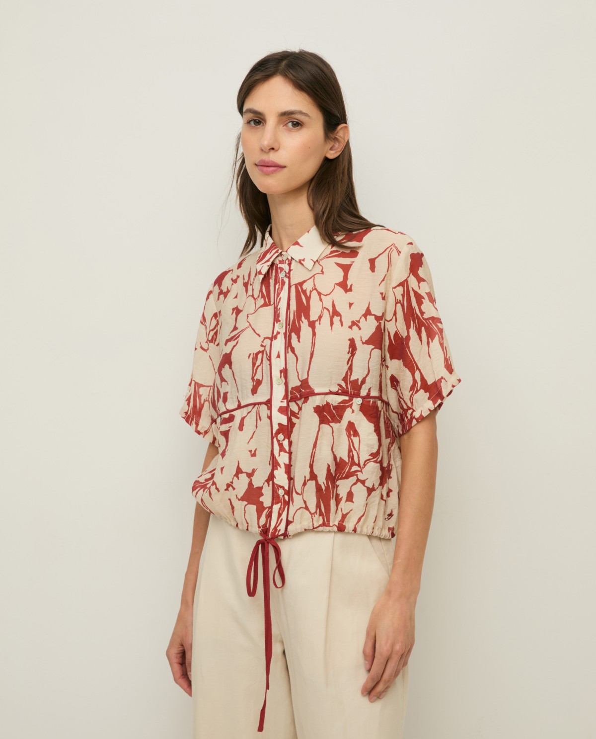 Blusa fluida estampado flores