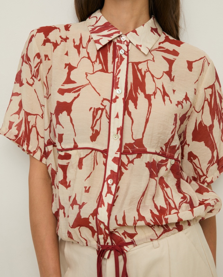 Blusa estampado floral cintura ajustable en color Rojo oscuro, vista frontal con detalle del tejido