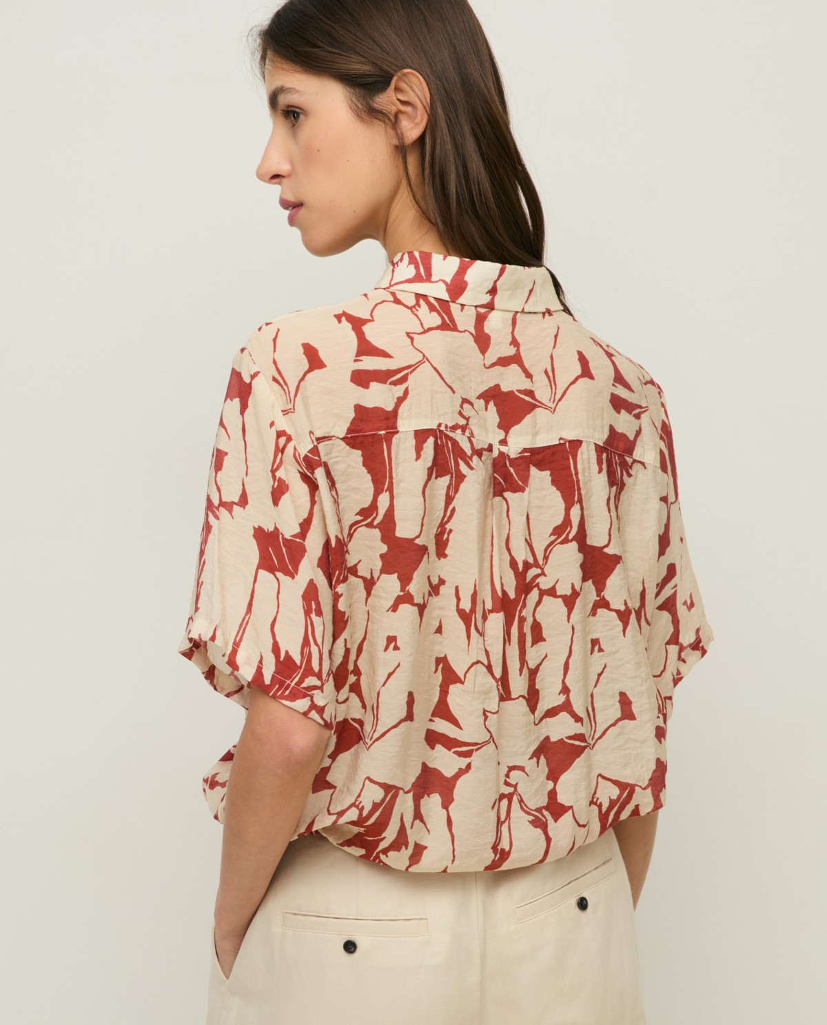 Blusa fluida estampado flores