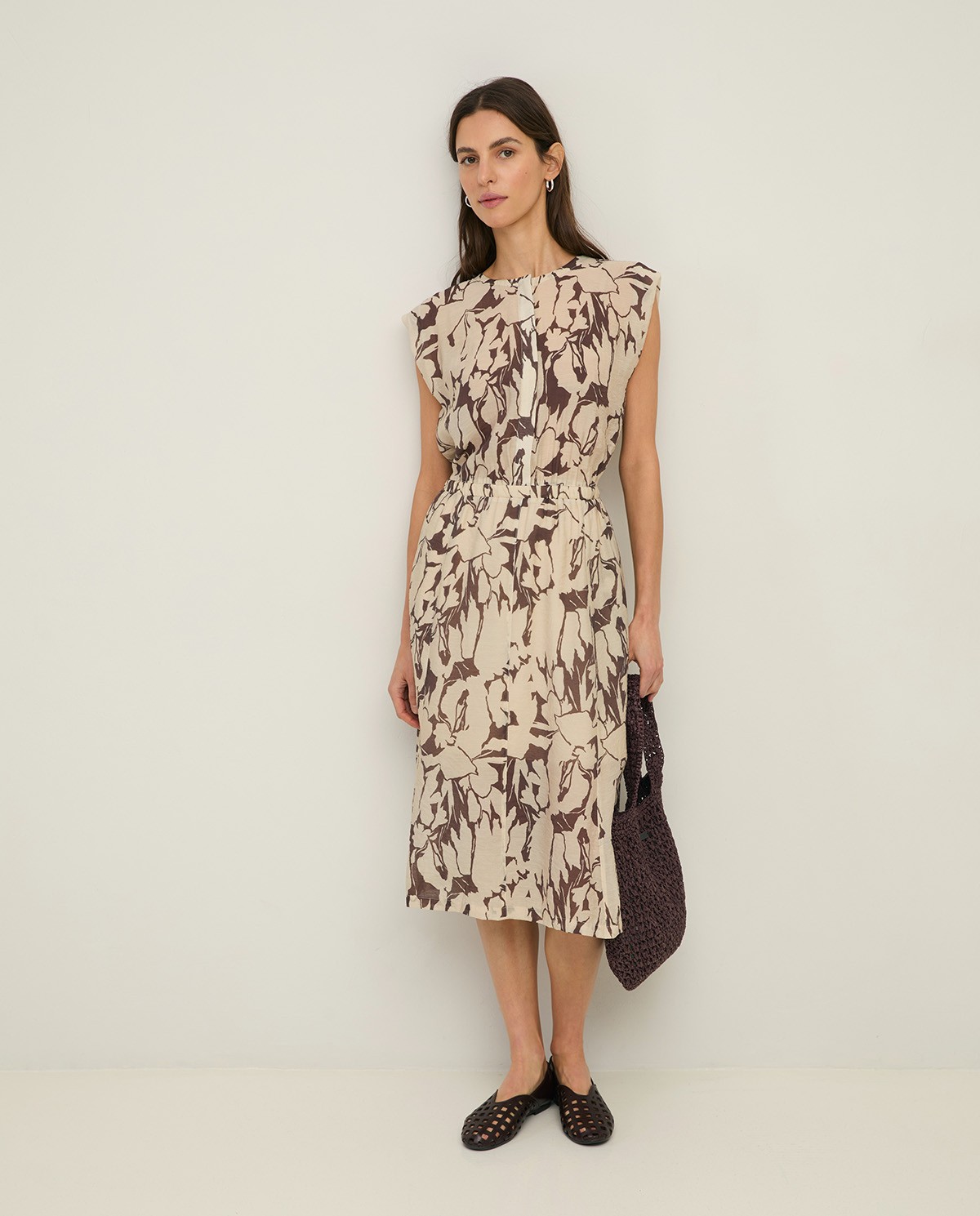 Vestido gasa fluido estampado midi en color Chocolate, vista frontal con detalle del tejido