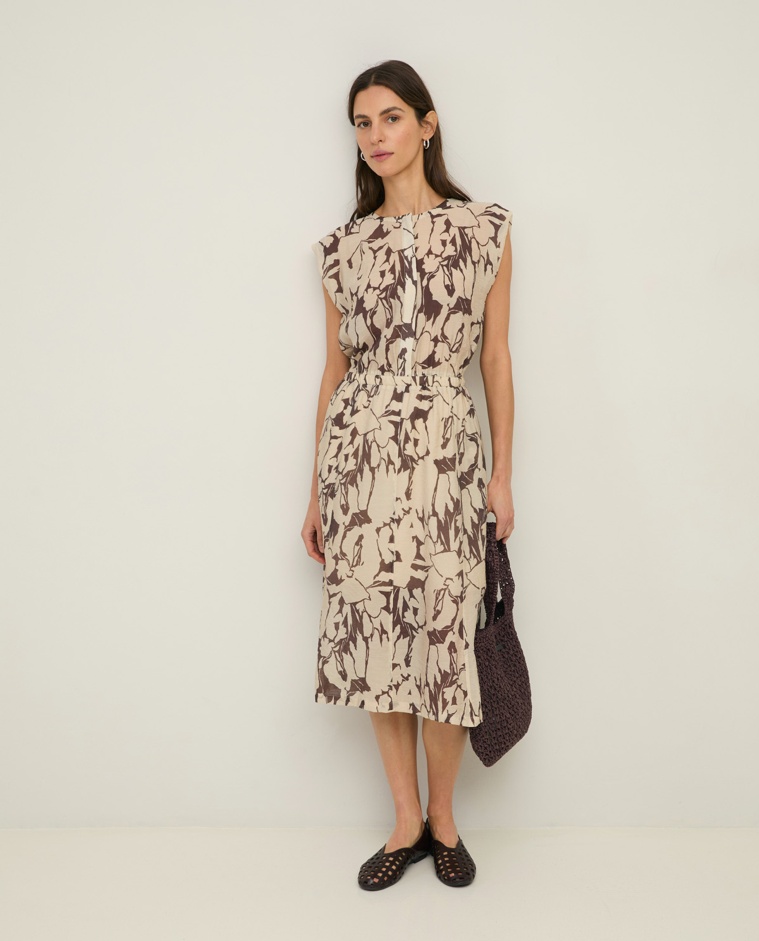 Vestido gasa fluido estampado midi en color Chocolate, vista frontal con detalle del tejido