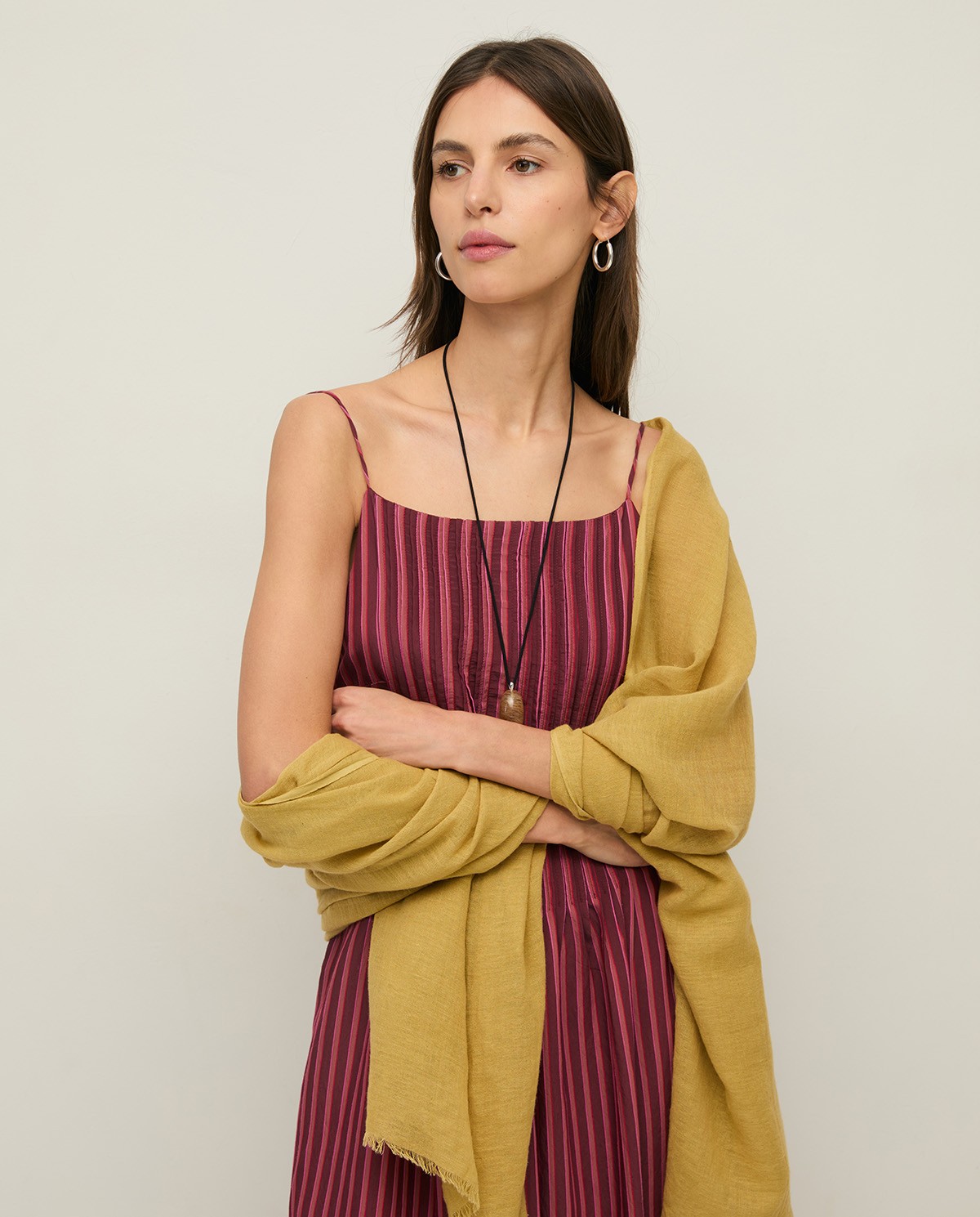 Vestido tirantes midi rayas en color Berenjena, vista frontal con detalle del tejido