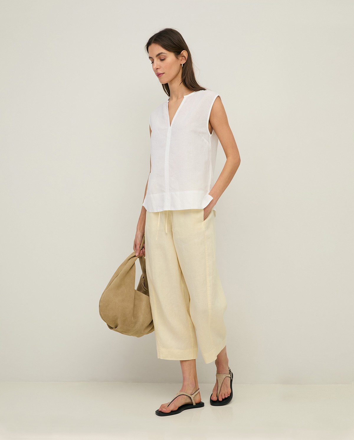 Pantalones 100% lino cintura elástica en color crudo, vista frontal con detalle del tejido