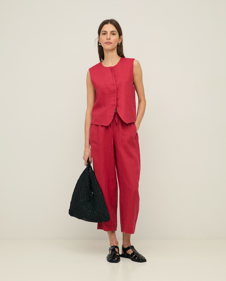 Pantalones 100% lino cintura elástica en color frambuesa, vista frontal con detalle del tejido