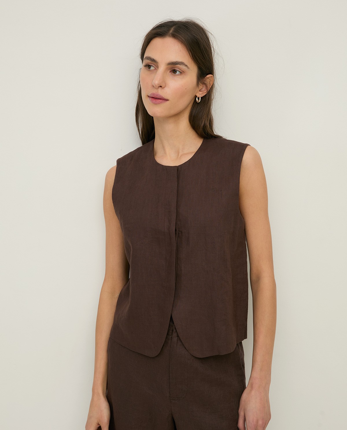 Chaleco 100% lino cierre oculto en color chocolate, vista frontal con detalle del tejido