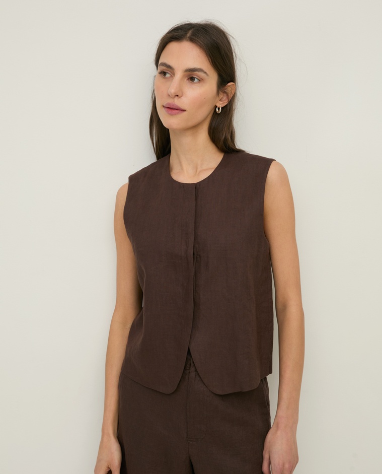 Chaleco 100% lino cierre oculto en color chocolate, vista frontal con detalle del tejido