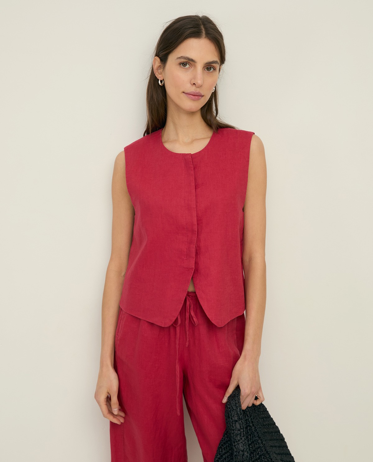 Chaleco 100% lino cierre oculto en color frambuesa, vista frontal con detalle del tejido