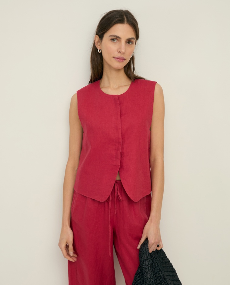 Chaleco 100% lino cierre oculto en color frambuesa, vista frontal con detalle del tejido