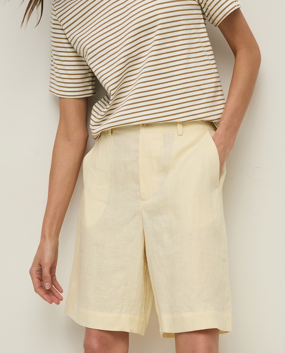 Bermudas 100% lino en color crudo, vista frontal con detalle del tejido