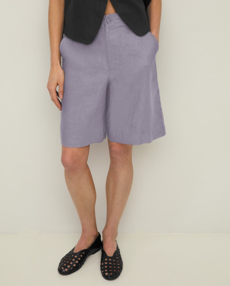Bermudas 100% lino en color malva, vista frontal con detalle del tejido