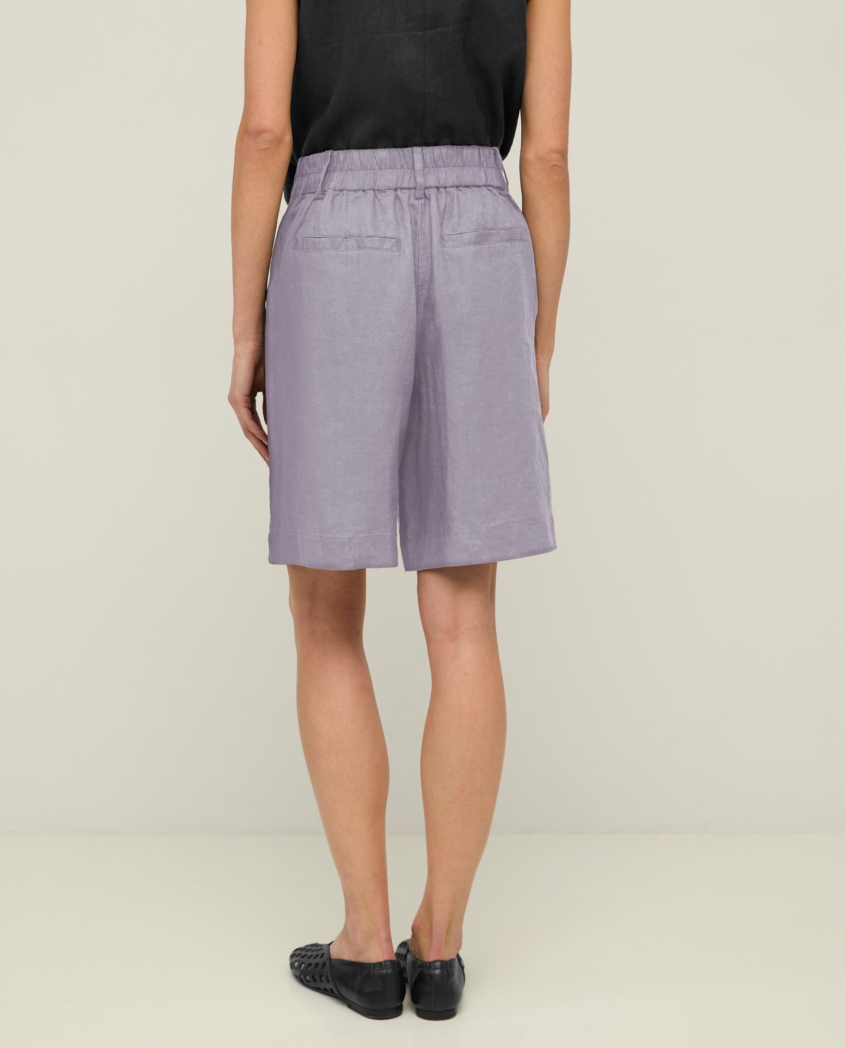 Bermudas 100% lino en color malva, vista frontal con detalle del tejido 1