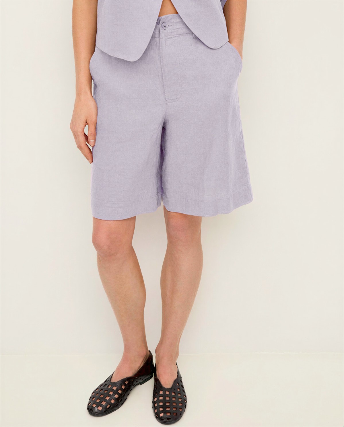 Bermudas 100% lino en color malva, vista frontal con detalle del tejido