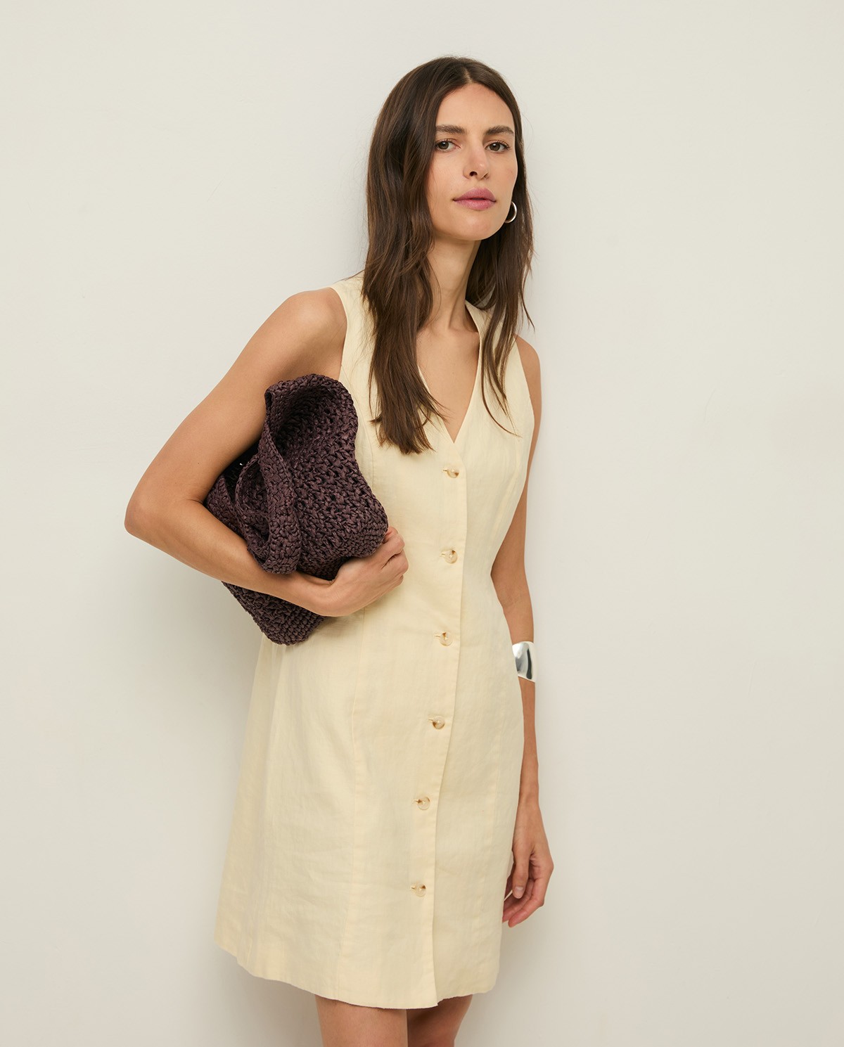 Vestido lino sin mangas midi en color crudo, vista frontal con detalle del tejido