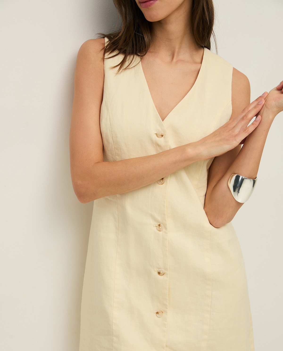 Vestido lino sin mangas midi en color crudo, vista frontal con detalle del tejido 1