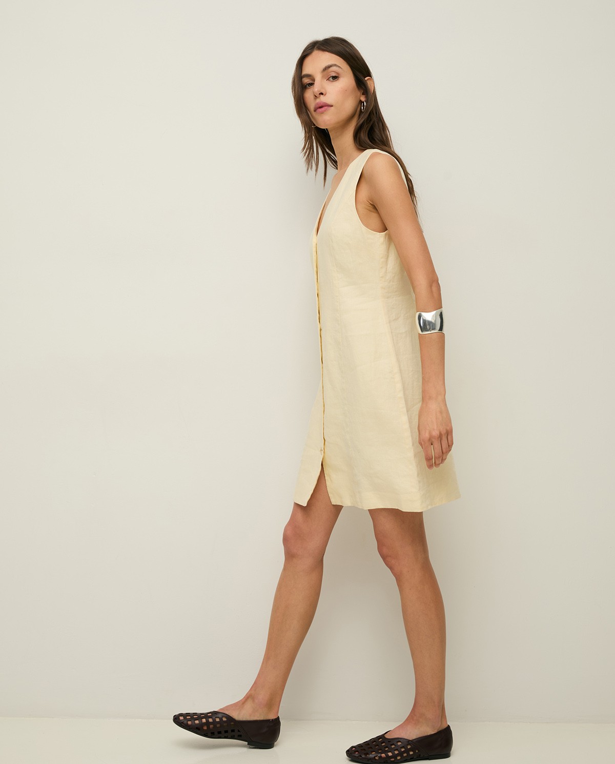 Vestido lino sin mangas midi en color crudo, vista frontal con detalle del tejido 2