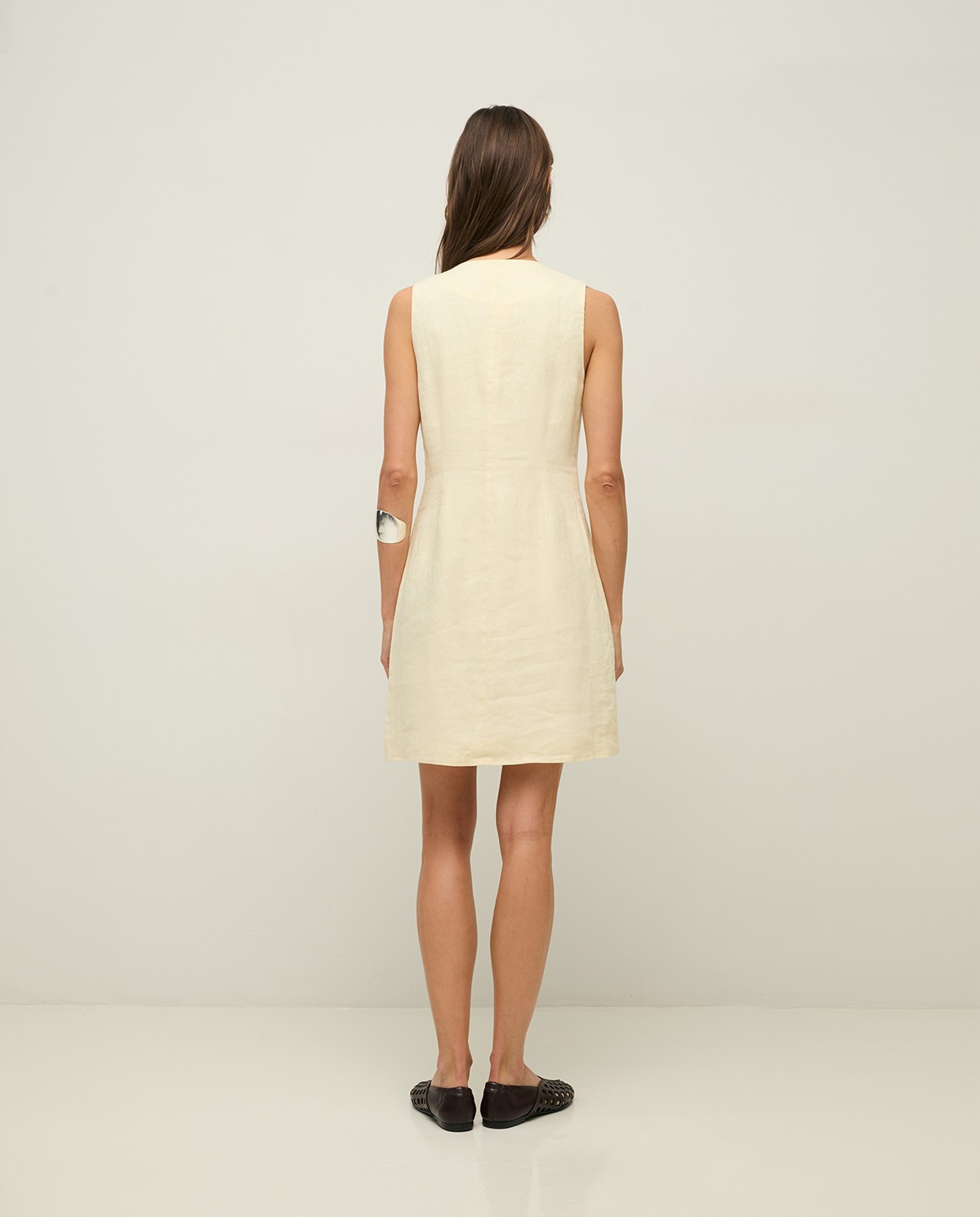 Vestido lino sin mangas midi en color crudo, vista frontal con detalle del tejido 4