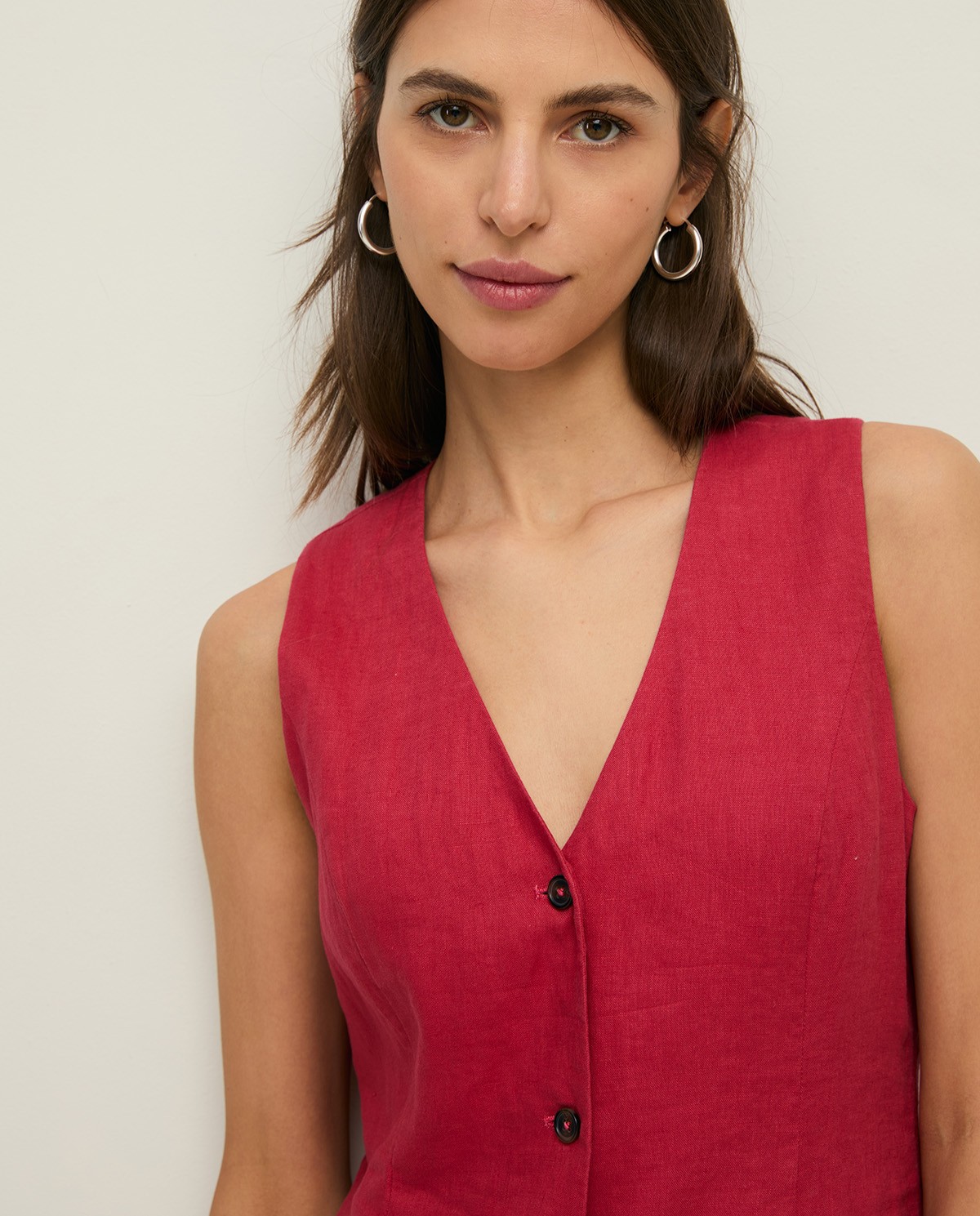 Vestido lino sin mangas midi en color frambuesa, vista frontal con detalle del tejido 2