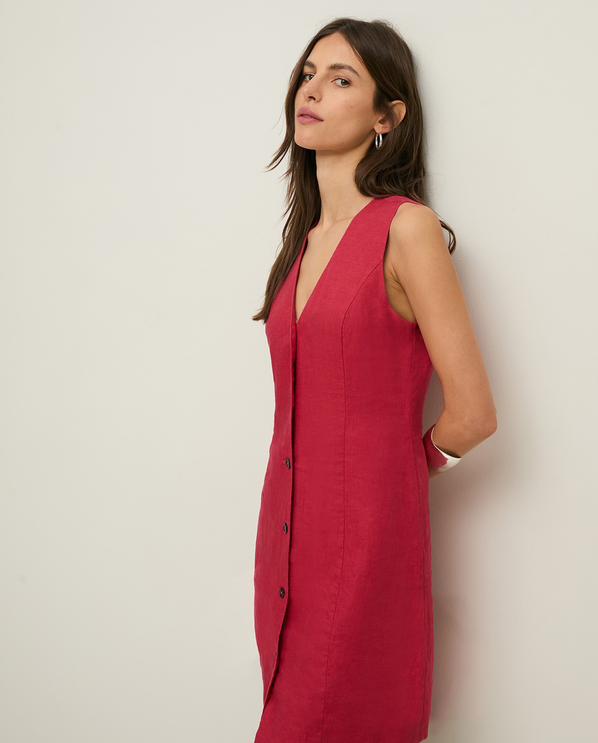 Vestido lino sin mangas midi en color frambuesa, vista frontal con detalle del tejido 1