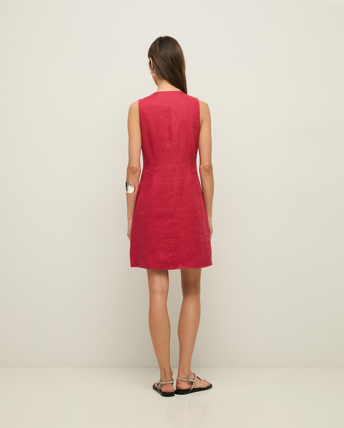 Vestido lino sin mangas midi en color frambuesa, vista frontal con detalle del tejido 5