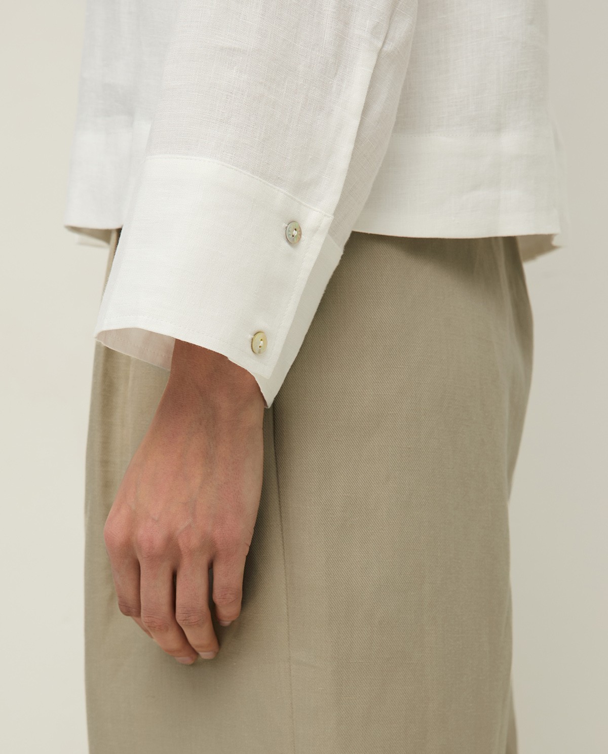 Camisa cáñamo manga larga en color blanco, vista frontal con detalle del tejido 3