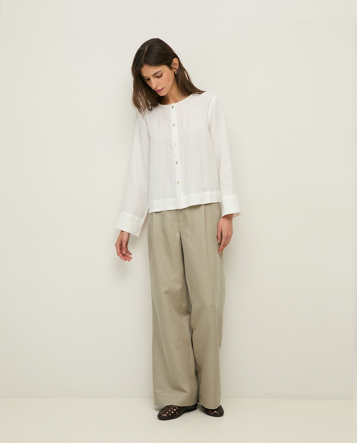 Camisa cáñamo manga larga en color blanco, vista frontal con detalle del tejido 5