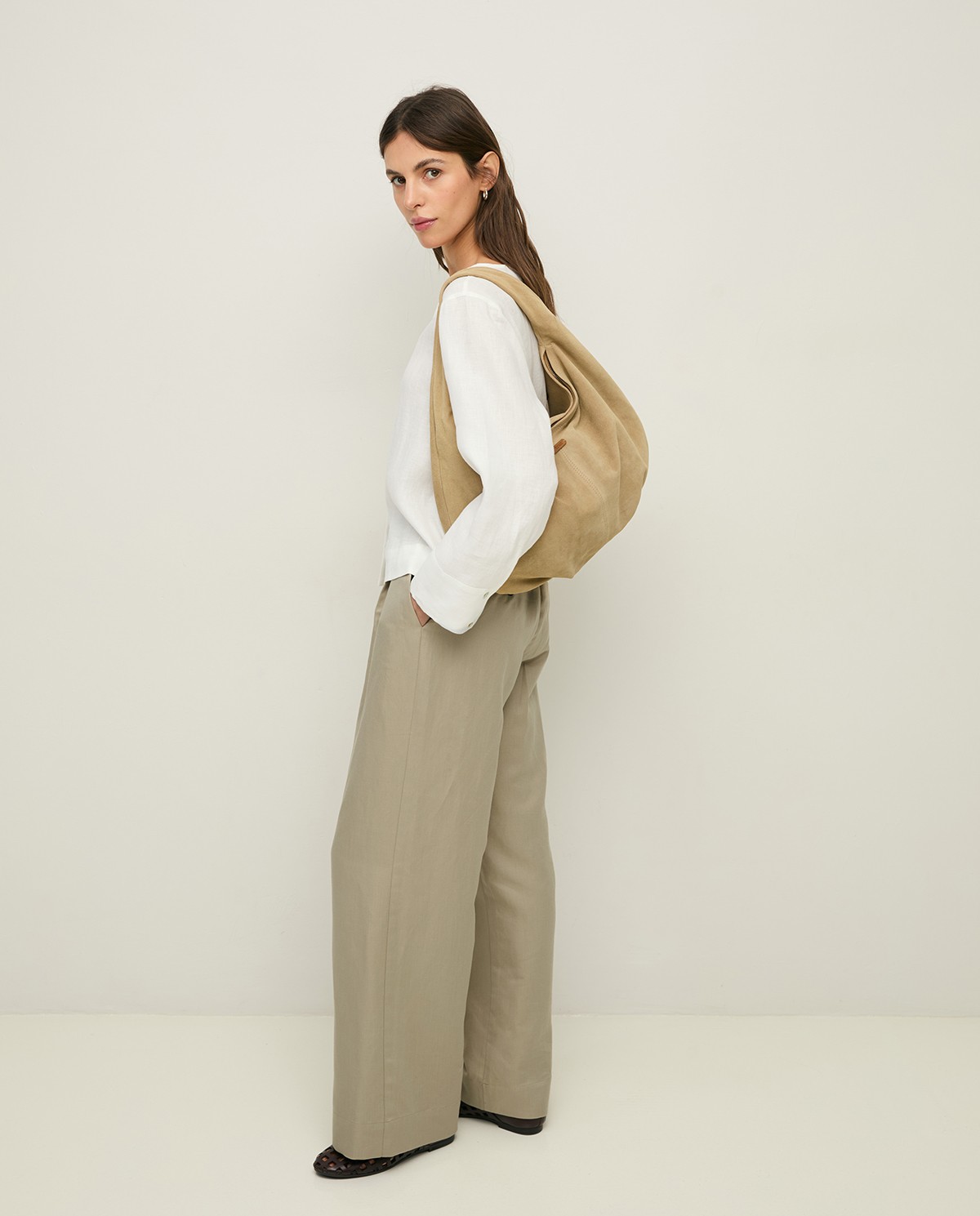 Camisa cáñamo manga larga en color blanco, vista frontal con detalle del tejido 6