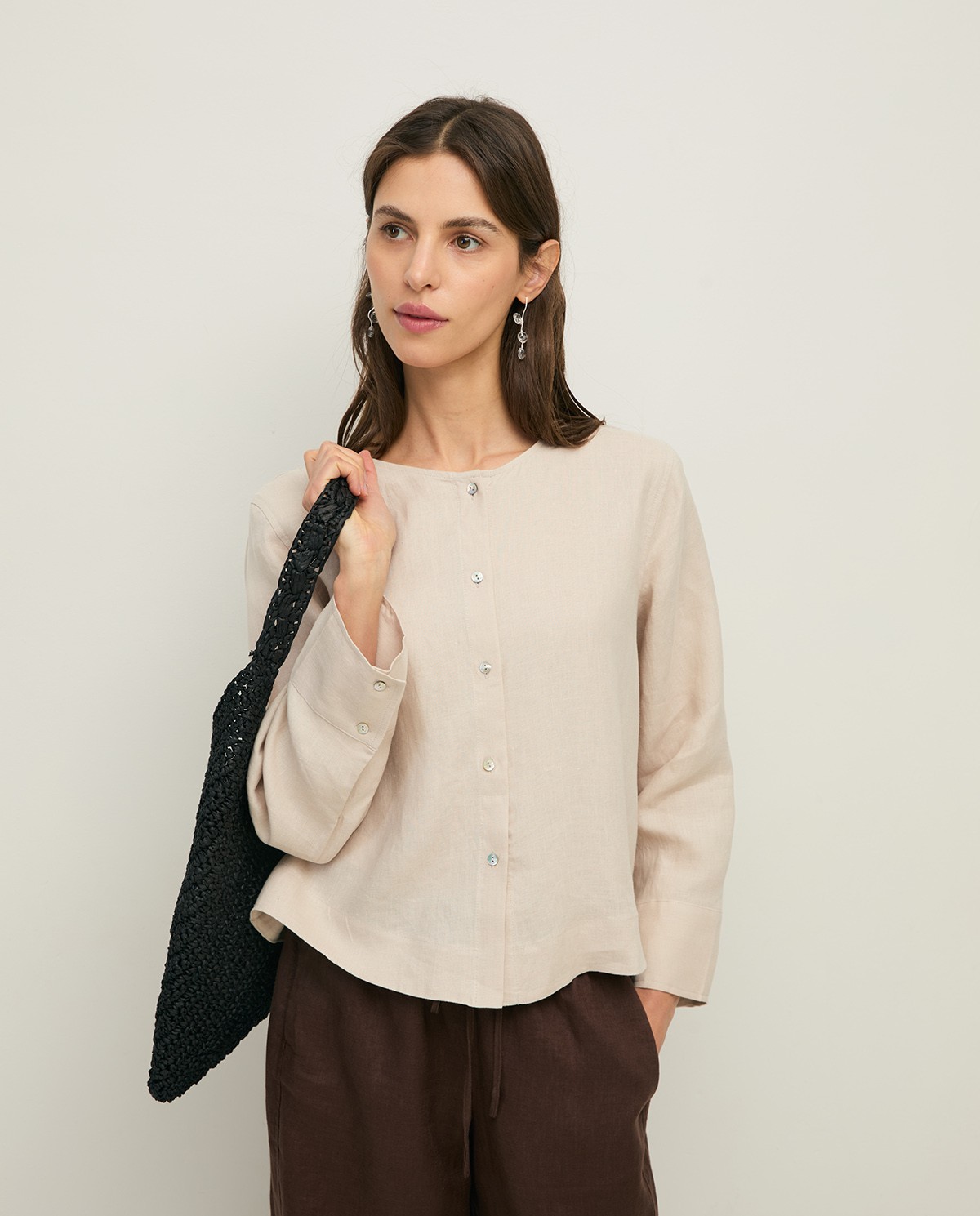 Camisa cáñamo manga larga en color beige, vista frontal con detalle del tejido