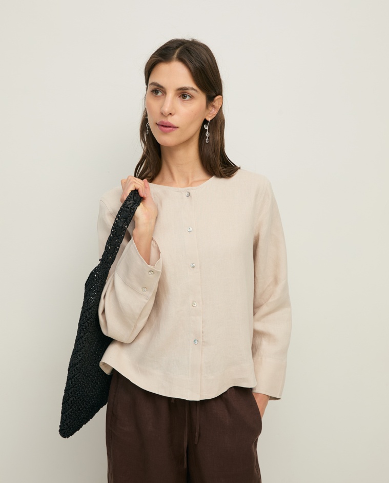 Camisa cáñamo manga larga en color beige, vista frontal con detalle del tejido
