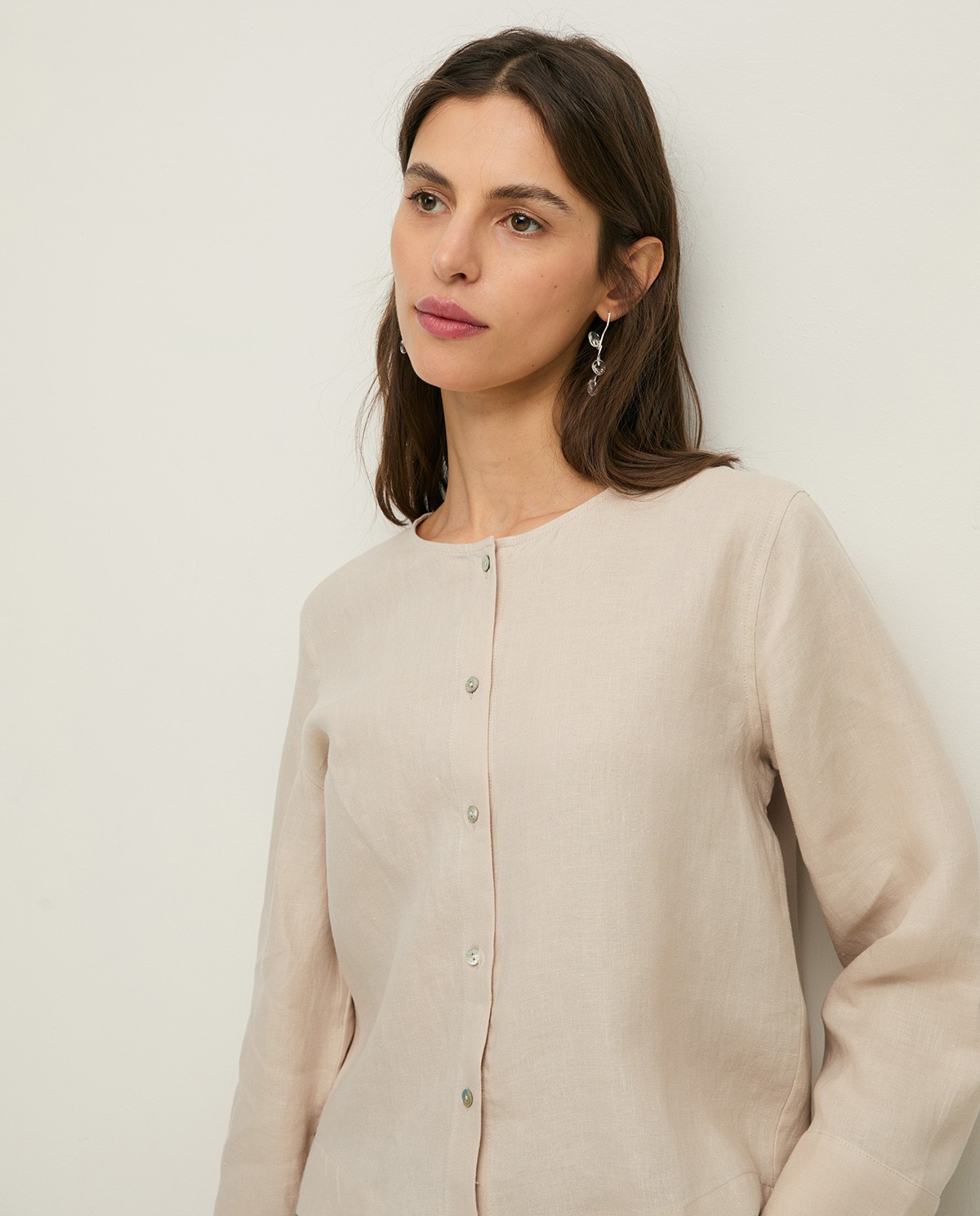 Camisa cáñamo manga larga en color beige, vista frontal con detalle del tejido 2