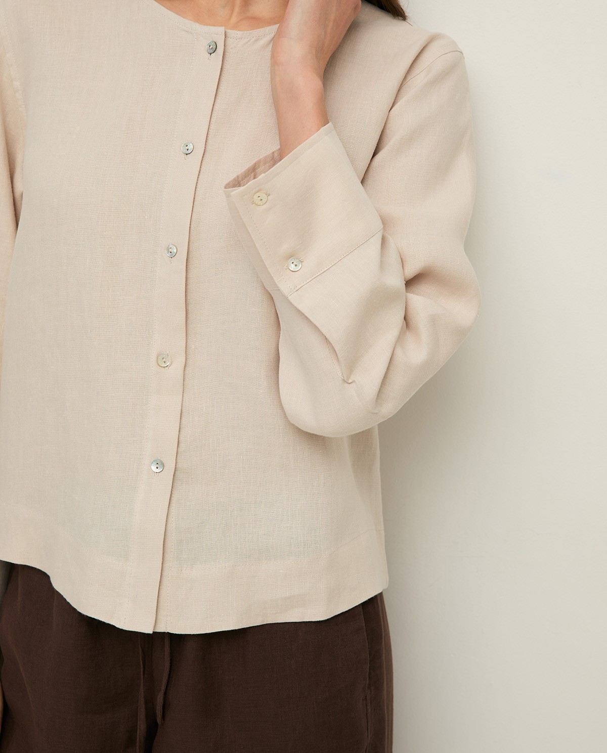 Camisa cáñamo manga larga en color beige, vista frontal con detalle del tejido 1