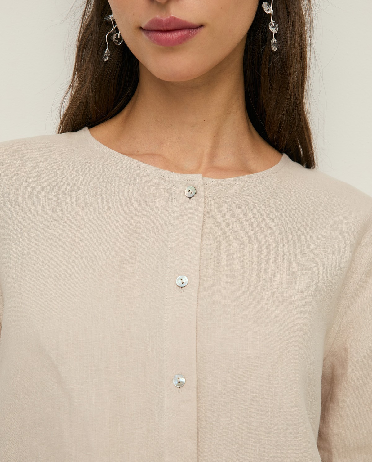 Camisa cáñamo manga larga en color beige, vista frontal con detalle del tejido 3