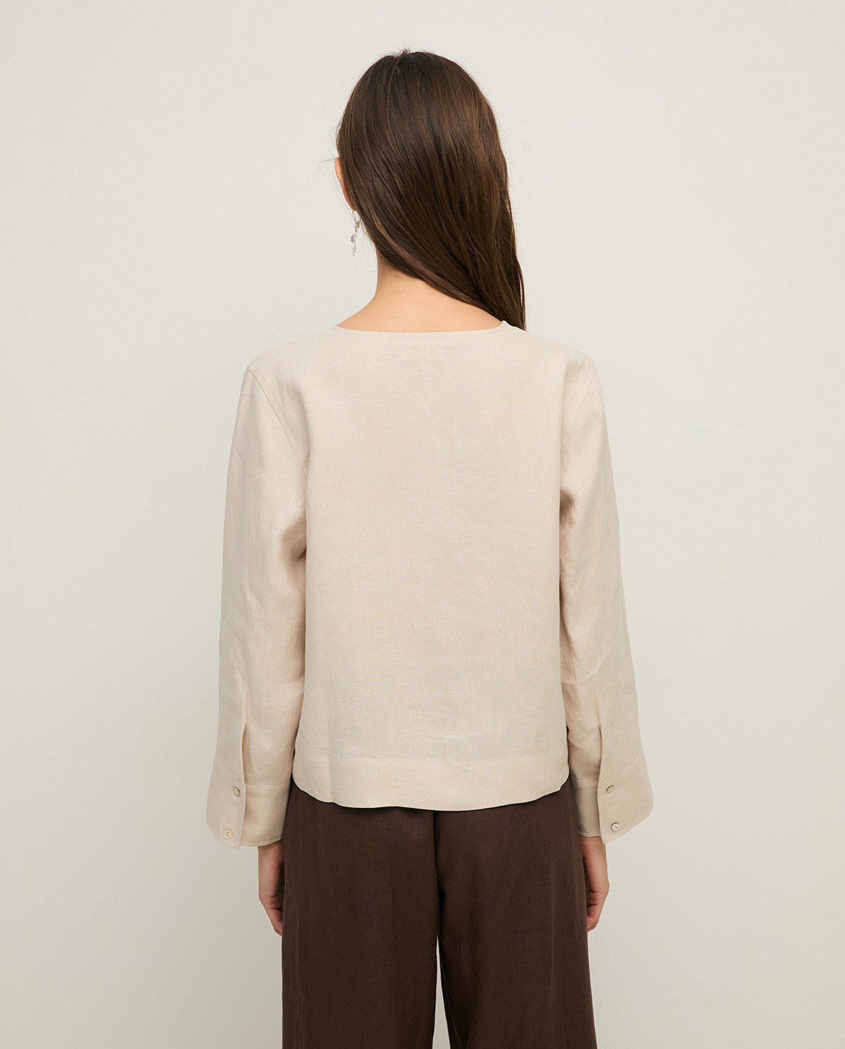 Camisa cáñamo manga larga en color beige, vista frontal con detalle del tejido 5