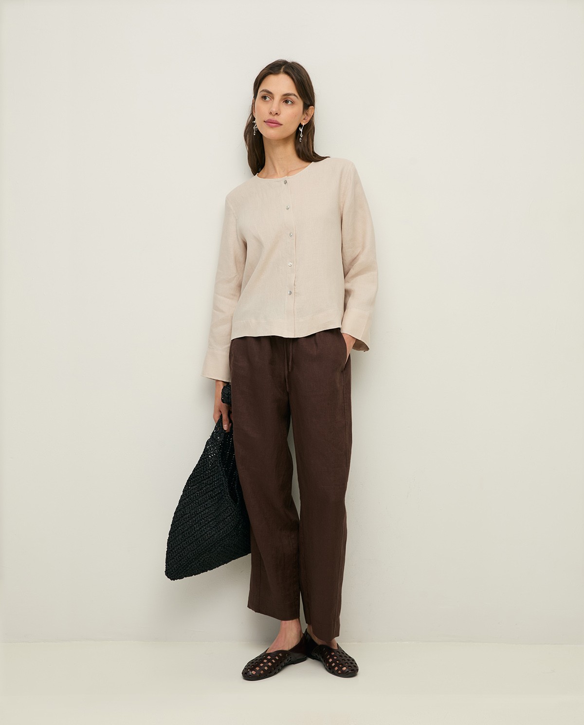Camisa cáñamo manga larga en color beige, vista frontal con detalle del tejido 6