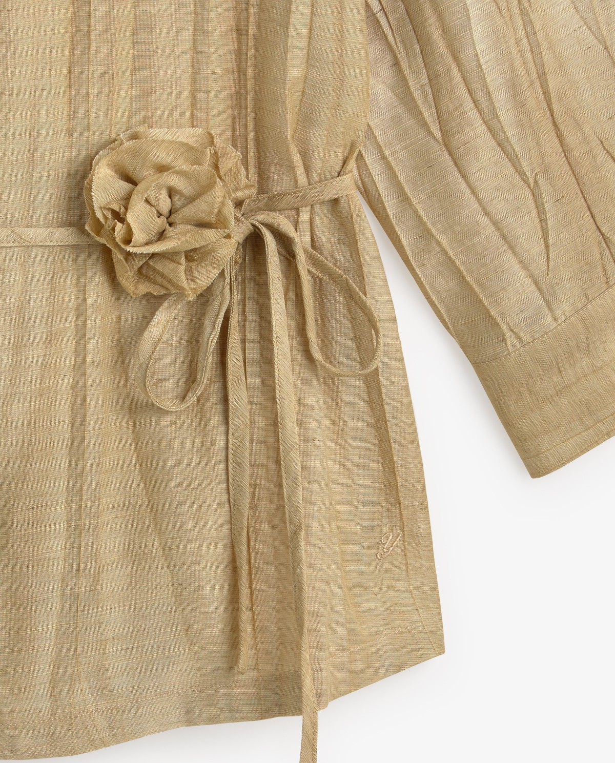 Camisa efecto arrugado cuello mao en color vainilla, vista frontal con detalle del tejido 7
