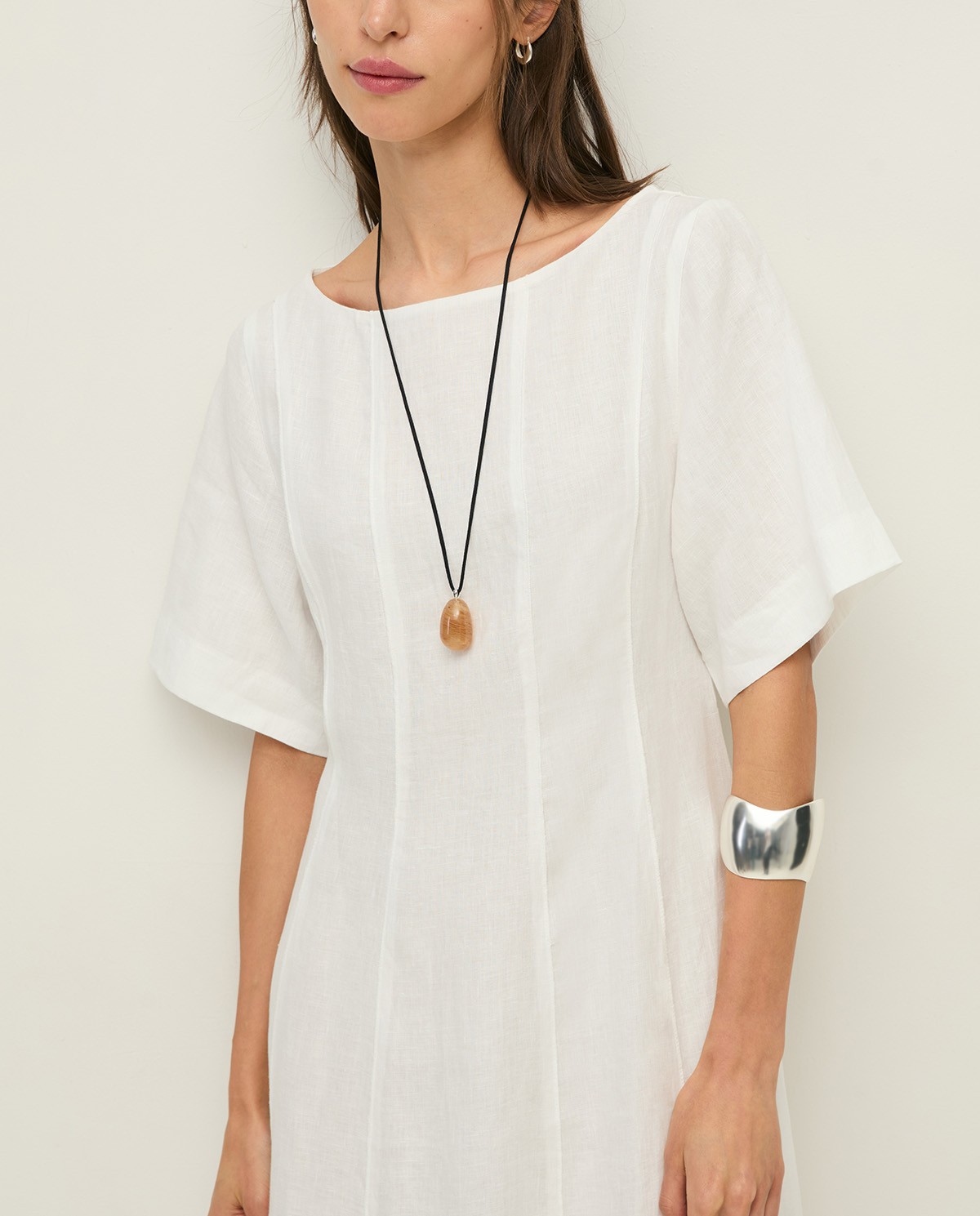 Vestido cáñamo manga corta en color blanco, vista frontal con detalle del tejido 1