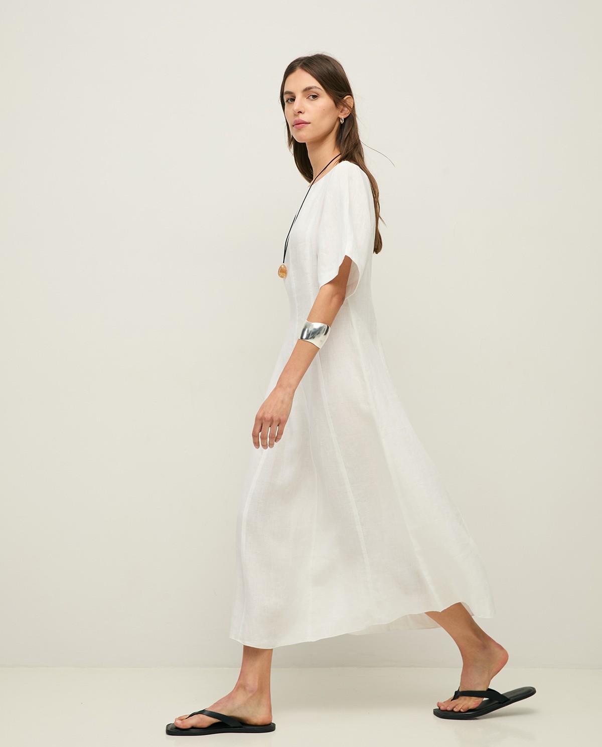 Vestido cáñamo manga corta en color blanco, vista frontal con detalle del tejido 2