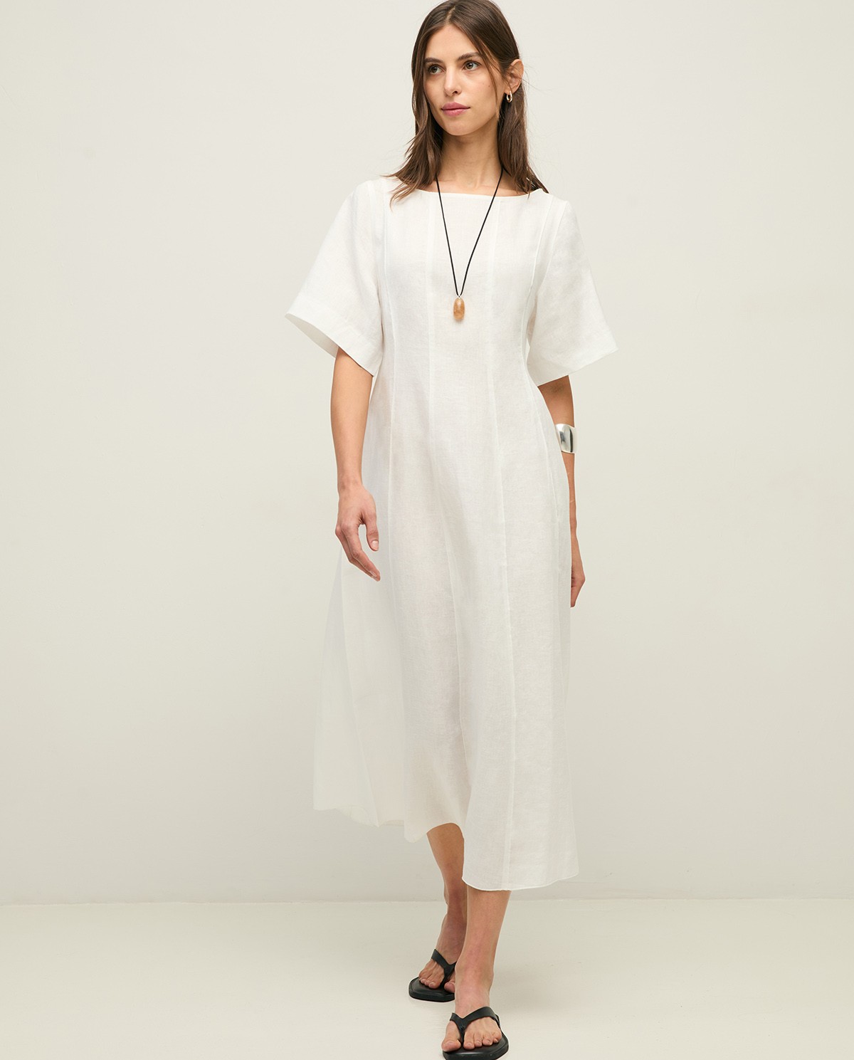 Vestido cáñamo manga corta en color blanco, vista frontal con detalle del tejido 3